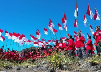 Tim Ekspedisi 77 saat berada di Puncak Gunung Arjuno yang berada di 3.339 meter di atas permukaan laut.