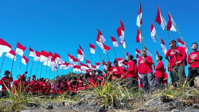 Tim Ekspedisi 77 saat berada di Puncak Gunung Arjuno yang berada di 3.339 meter di atas permukaan laut.