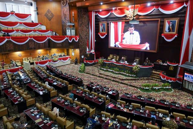 Wakil Gubernur Jawa Timur Emil Elestianto Dardak dalam Rapat Paripurna Jawaban Eksekutif Tentang Penanaman Modal di DPRD Jatim.