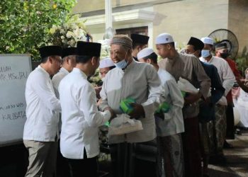 Wakil Gubernur Jawa Timur Emil Elestianto Dardak menyalami para pelayat yang menyampaikan duka cita atas meninggalnya ayahnya, Achmad Hermanto Dardak.