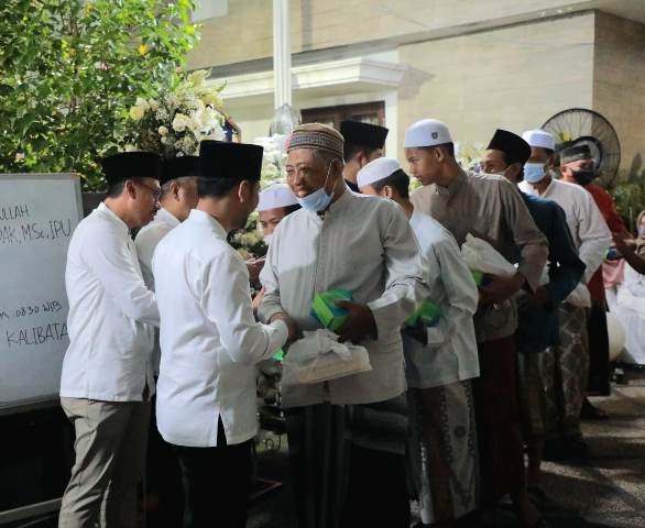 Wakil Gubernur Jawa Timur Emil Elestianto Dardak menyalami para pelayat yang menyampaikan duka cita atas meninggalnya ayahnya, Achmad Hermanto Dardak.
