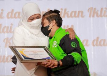 Gubernur Jawa Timur Khofifah Indar Parawansa menyerahkan gerobak kopi Kedai Iwapi Produktif (KIP) kepada pengemudi ojol yang menjadi binaan Iwapi Jatim dalam penutupan Rakerda DPD IWAPI Jawa Timur.