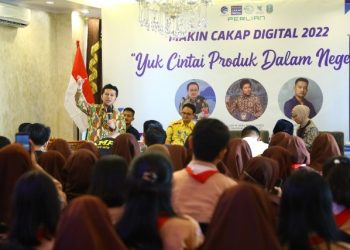 Wakil Gubernur Jawa Timur Emil Elestianto Dardak saat menjadi Narasumber pada acara bertajuk Makin Cakap Digital 2022 mengangkat tema 'Yuk Cintai Produk Dalam Negeri' di Hotel Grand Darmo Surabaya.