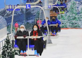 Gubernur Jatim Khofifah Indar Parawansa menaiki kereta gantung dan menikmati salju buatan yang ada di Trans Snow World.