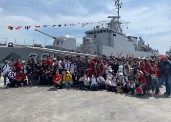 Para pengunjung baik pelajar, mahasiswa maupun masyarakat mendatangi KRI Fatahilah-361 yang berlabuh di dermaga Tanjung Emas, Semarang.