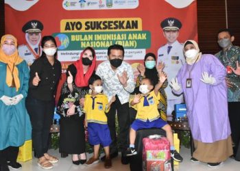 Wakil Gubernur Jawa Timur Emil Elestianto Dardak di sela launching Bulan Imunisasi Anak Nasional (BIAN).