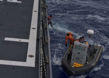 Latihan bersama melakukan penyelamatan personel yang jatuh di laut oleh KRI I Gusti Ngurah Rai-332 dengan kapal Republik of Korea Navy Ship (ROKS) Marado-6112 di Perairan Samudera Pasifik.