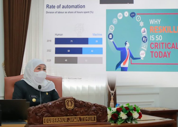 Gubernur Jawa Timur Khofifah Indar Parawansa saat membuka Guru dan Tenaga Kependidikan/GTK Creative Camp (GCC) Batch 3 tahun 2022 secara daring.