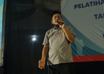 Ali Fauzi Manzi MPdI memaparkan materi tentang bahaya radikalisme di hadapan para mahasiswa baru ITS di Graha Sepuluh Nopember ITS.
