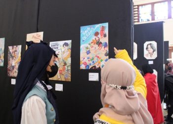 Beberapa pengunjung mengamati poster yang ditampilkan di pameran Rupa Fest 2022 gelaran Departemen Desain Komunikasi Visual ITS.
