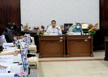 Wali Kota Eri Cahyadi memaparkan percepatan penurunan stunting di Surabaya dalam Penilaian Kinerja Aksi Konvergensi Percepatan Pencegahan Stunting tahun 2022 secara virtual di ruang sidang wali kota.