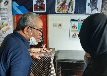 Dekan Fakultas Desain Kreatif dan Bisnis Digital (FDKBD) ITS Imam Baihaqi ST MSc PhD (kiri) sedang menjelaskan produk TTG tangan prostetik kepada para pengusaha Malang.