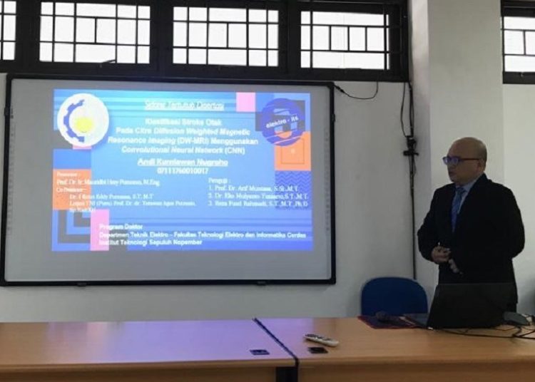 Dr Andi Kurniawan Nugroho ST MT saat mempresentasikan disertasinya pada Sidang Tertutup Promosi Doktor Teknik Elektro ITS.