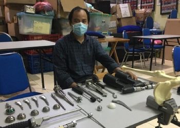 Fahmi Mubarok saat melakukan proses uji coba pemasangan implan total hip arthroplasty (THA) di laboratorium.