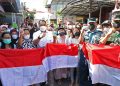 Wali Kota Surabaya Eri Cahyadi bersama Forkopimda Surabaya berfoto bersama saat membagikan bendera merah putih ke rumah-rumah warga di kawasan Kecamatan Tambaksari.
