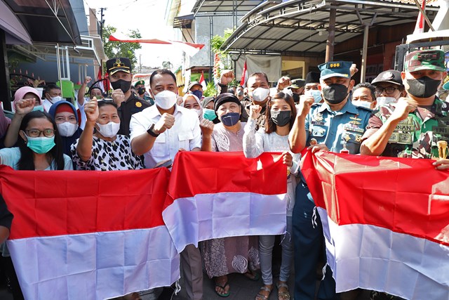 Wali Kota Surabaya Eri Cahyadi bersama Forkopimda Surabaya berfoto bersama saat membagikan bendera merah putih ke rumah-rumah warga di kawasan Kecamatan Tambaksari.