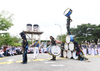 Salah satu aksi drumband “Genderang Seruling Gita Jala Taruna” dalam kirab kota di Kota Kinabalu.