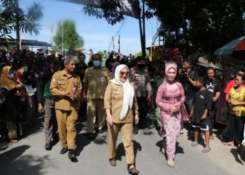 Bupati Bojonegoro Anna Muawanah menghadiri Kirab Pusaka Ki Andong Sari di Kelurahan Ledok Kulon, Bojonegoro.