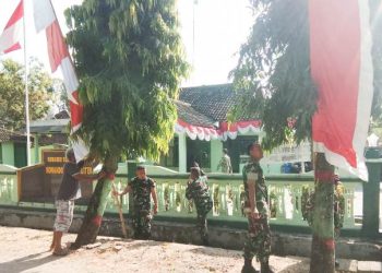 Pemasangan umbul-umbul bernuansa merah putih di Komando Distrik Militer (Kodim) 0813 Bojonegoro.