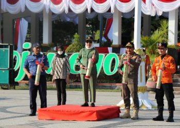 Bupati Anna Mu’awanah dalam lomba penanganan bencana yang diselenggarakan BPBD Bojonegoro dalam rangka Memperingati Hari Kemerdekaan Republik Indonesia ke-77.