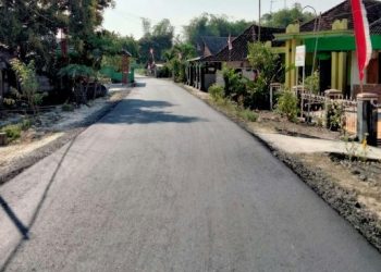 Jalan di Desa Kendung, Kecamatan Kedungadem, Kabupaten Bojonegoro yang sudah diaspal menggunakan Bantuan Keuangan Desa (BKD) yang bersumber dari APBD Bojonegoro.
