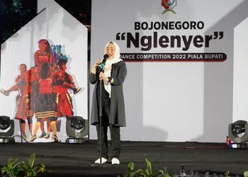Bupati Bojonegoro Anna Mu’awanah dalam acara Bojonegoro Nglenyer Dance Competition tahun 2022.