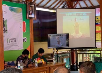 Bupati Bojonegoro Anna Mu’awanah memberikan sambutan secara virtual pada seminar literasi bertema ‘Strategi Membangun Tradisi Literasi dari Keluarga Sebagai Pondasi Menuju Generasi Emas 2045’.