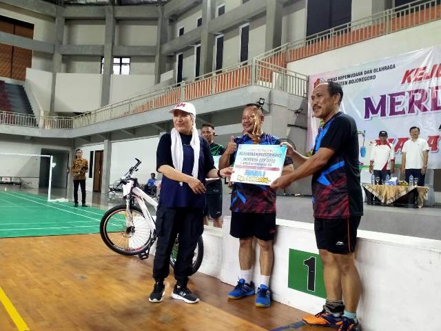 Bupati Bojuonegoro Anna Mu’awanah menyerahkan hadiah di Kejuaraan Bulutangkis Merdeka Cup 2022.