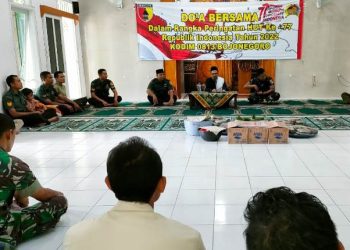 Doa bersama yang dilaksanakan di Masjid Al Askhar Komplek Makodim 0813 Bojonegoro.