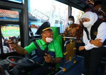 Gubernur Jawa Timur Khofifah Indar Parawansa berbincang dengan pengemudi bus Trans Jatim di Terminal Porong Kabupaten Sidoarjo.