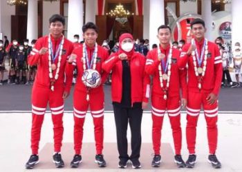 Gubernur Jawa Timur Khofifah Indar Parawansa mengundang pemain Timnas Indonesia U-16 asal Jatim ke Gedung Negara Grahadi.