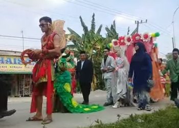 Salah satu tampilan peserta dalam karnaval yang digelar Pemerintah Desa Sidorejo, Kecamatan Kedungadem, Kabupaten Bojonegoro.