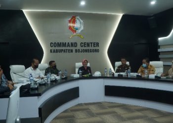 Sekretaris Daerah (Sekda) Bojonegoro Nurul Azizah secara daring mengikuti Rapat Koordinasi Nasional Pengendalian Inflasi Daerah bersama Kementerian Dalam Negeri (Kemendagri) dari Command Center, Gedung Pusat Informasi Publik (PIP).