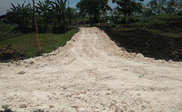 Pembangunan jalan makam di Desa Kedungadem, Kecamatan Kedungadem, Kabupaten Bojonegoro.