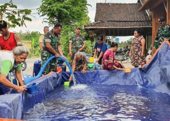 Kodim 0813 Bojonegoro mendistribusikan alias menyuplai 5000 liter air bersih kepada masyarakat RI 003/RW 003 Desa Gamongan, Kecamatan Tambakrejo, Bojonegoro.