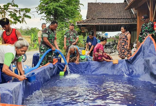 Kodim 0813 Bojonegoro mendistribusikan alias menyuplai 5000 liter air bersih kepada masyarakat RI 003/RW 003 Desa Gamongan, Kecamatan Tambakrejo, Bojonegoro.