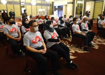 Pejabat eselon satu dan dua Pemprov Jatim bersama keluarga masing-masing mengikuti Bimbingan Teknis Keluarga Berintegritas tentang pencegahan korupsi.