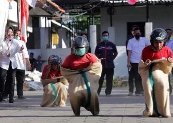 Lomba balap karung oleh Orang Dengan Gangguan Jiwa (ODGJ) yang dirawat di UPTD Liponsos Keputih.