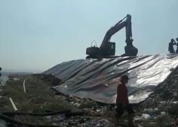 Penutupan tumpukan sampah itu dengan geomembran supaya gas yang ditimbulkan oleh sampah itu tidak keluar.