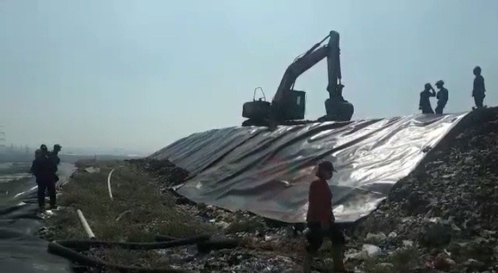 Penutupan tumpukan sampah itu dengan geomembran supaya gas yang ditimbulkan oleh sampah itu tidak keluar.