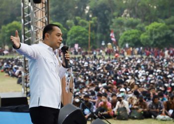 Wali Kota Surabaya Eri Cahyadi dalam kegiatan Pengenalan Kampus bagi Mahasiswa Baru (PPKMB) di Institut Teknologi Sepuluh Nopember (ITS) Surabaya Tahun Akademik 2022.