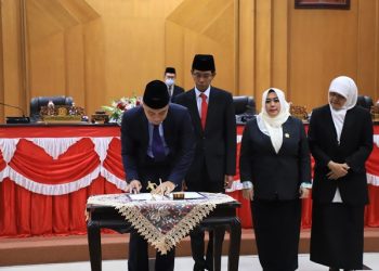 Wali Kota Surabaya Eri cahyadi menandatangani nota kesepakatan dengan DPRD Kota Surabaya tentang rencana pembangunan rumah sakit di Gununganyar.