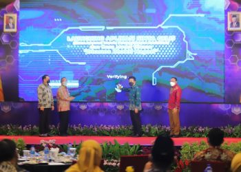 Wakil Gubernur Jatim Emil Elestianto Dardak dalam peluncuran aplikasi Sistem Informasi Terpadu Penanggulangan Kemiskinan (Sinta Gelis) di Ballroom Hotel Platinum Surabaya.