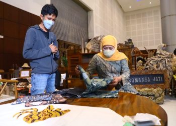 Gubernur Jawa Timur Khofifah Indar Parawansa melihat produk di salah satu stand saat menutup gelaran Koperasi dan Usaha Kecil Menengah (K-UKM) Expo ke-9 yang berlangsung di Grand City Surabaya.