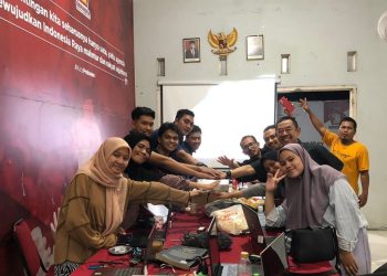 Ketua DPC Partai Gerindra Surabaya BF Sutadi bersama pengurus dan kader saat penyelesaian Sipol KPU.