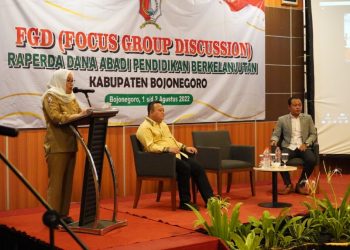 Bupati Bojonegoro Anna Mu'awanah dalam acara Focus Group Discussion (FGD) Raperda Dana Abadi Pendidikan Berkelanjutan di Hotel Aston Bojonegoro.