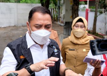 Wali Kota Surabaya Eri Cahyadi di sela mendampingi kunjungan Wakil Menteri Kesehatan (Wamenkes) RI dr Dante Saksono Harbuwono, dalam rangka kegiatan Monitoring Uji Coba Integrasi Layanan Primer.