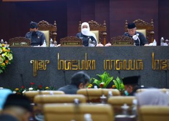 Gubernur Jatim Khofifah Indar Parawansa bersama pimpinan DPRD Jatim dalam rapat paripurna yang membahas revisi perda penanaman modal.