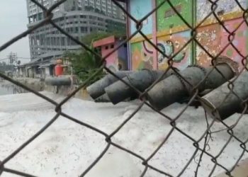 Kondisi sungai kawasan Jalan Kalisari Damen, Kelurahan Kalisari, Kecamatan Mulyorejo yang berbusa.