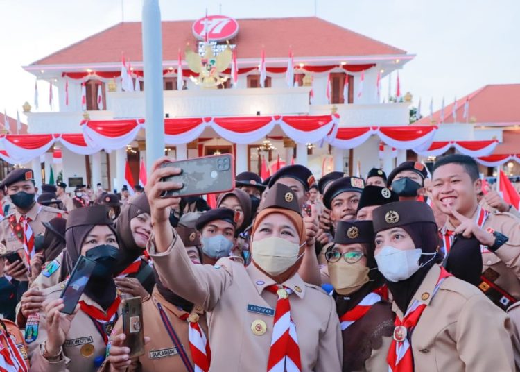 Gubernur Jawa Timur Khofifah Indar Parawansa berswafoto dalam pelepasan kontingen Jawa Timur pada Jambore Nasional (Jamnas) XI yang akan diadakan di Bumi Perkemahan dan Graha Wisata (Buperta) Cibubur, Jakarta Timur.